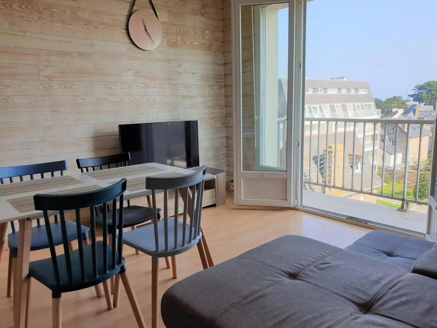 Bel Appartement Renove Au Centre-Ville De Perros-Guirec - Ref 920 contacts